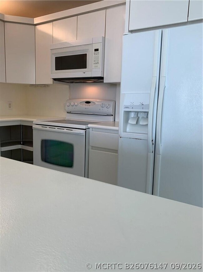 Building Photo - 100 Bayview Dr