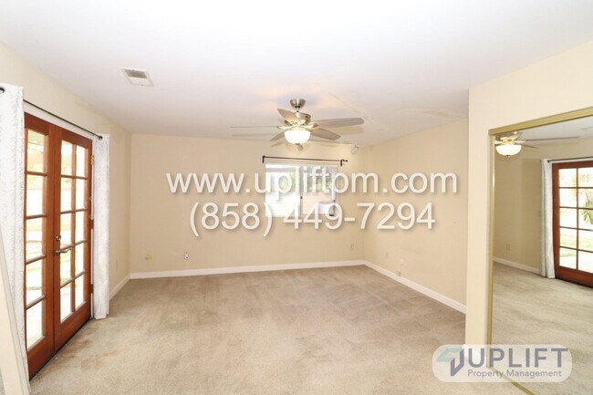 Building Photo - 3 Bed, 2 Bath House w/ 2-Car Garage, Priva...