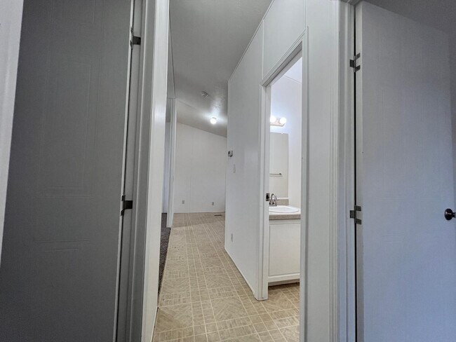 Building Photo - 7826 E Juanita Ave