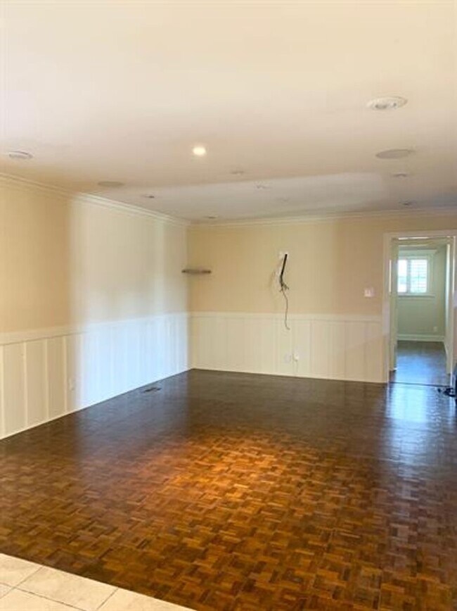 Building Photo - Your Dream Home Awaits in Huntsville's Medical District!