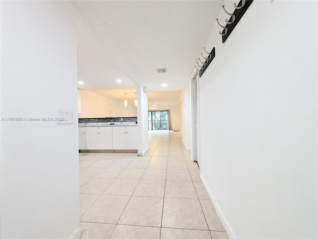 Building Photo - 310 Lakeview Dr
