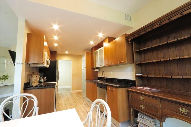 Building Photo - 1121 Crandon Blvd