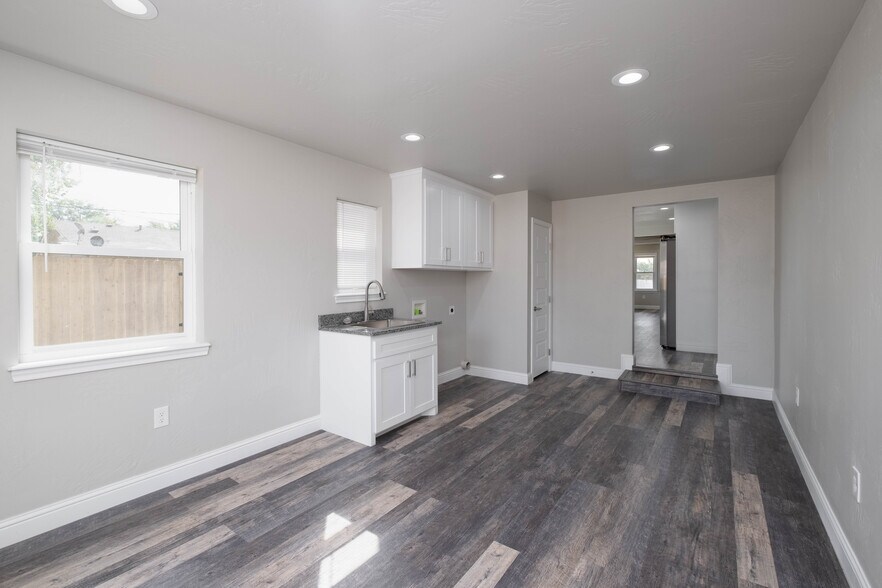 Building Photo - 2007 7th Ave