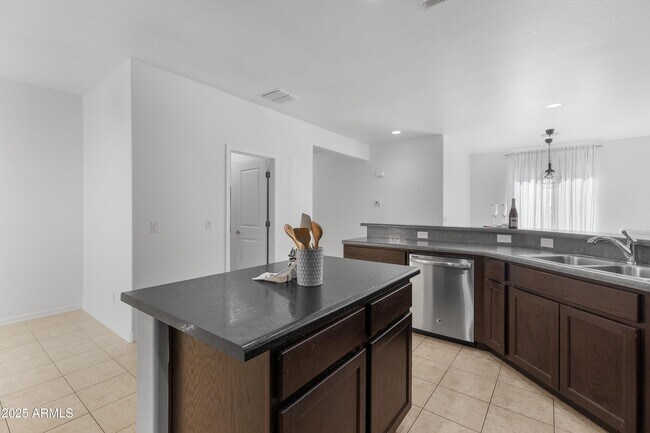 Building Photo - 3664 S Jasmine Dr