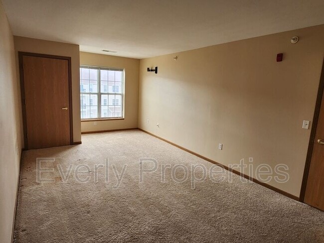 Building Photo - 6935 70th Ct