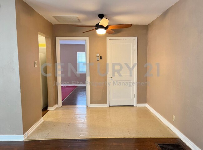 Building Photo - Cozy and Affordable 1/1 Duplex in Denton F...