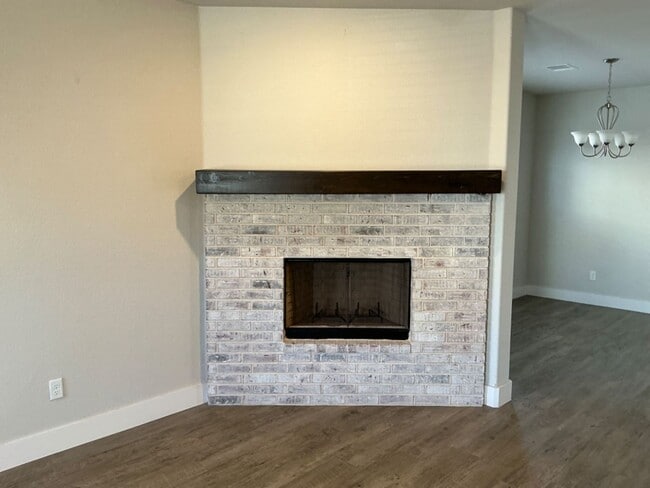 Building Photo - 4/2/2 GODLEY ISD - Two Story Home - Fireplace