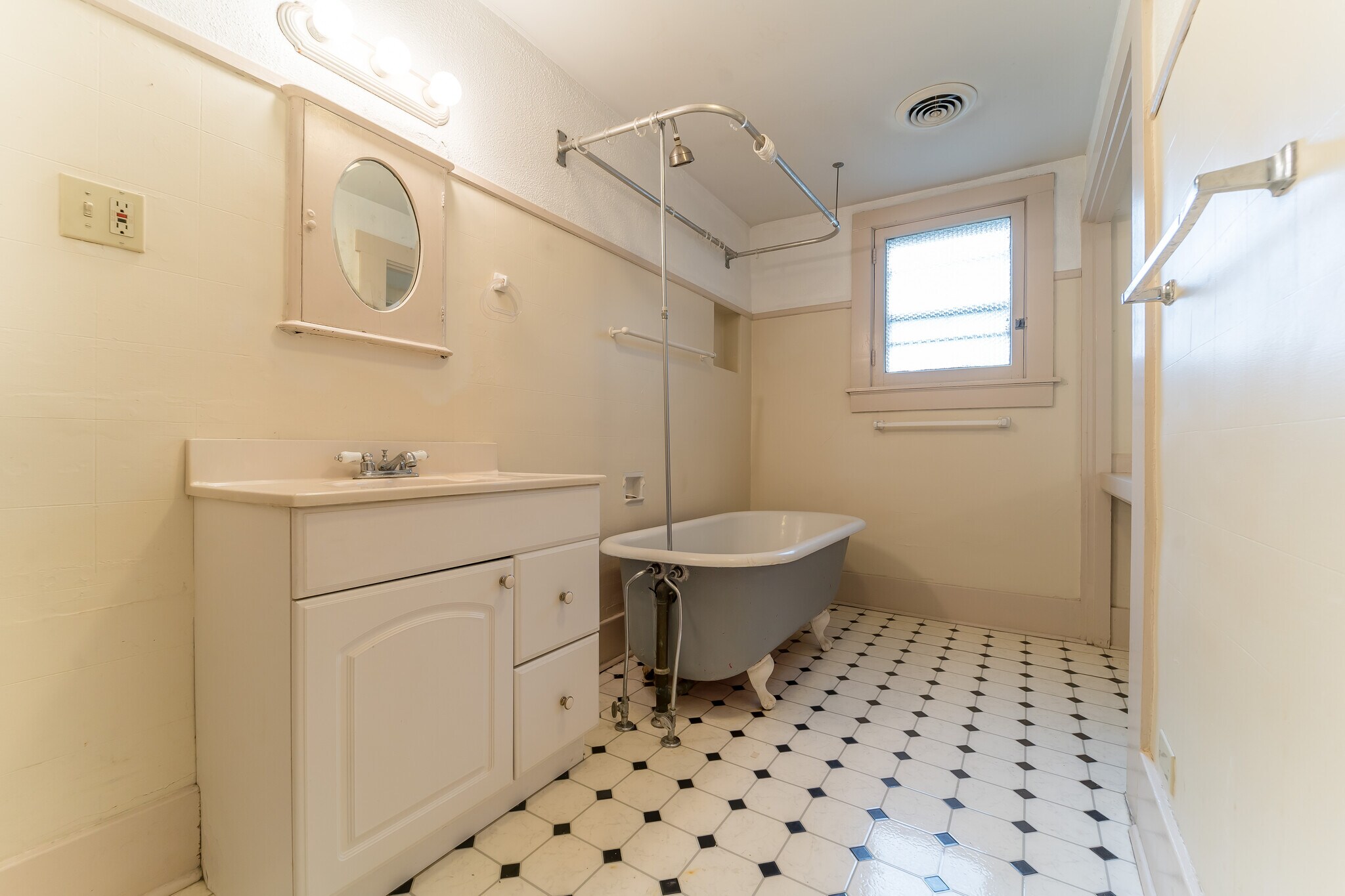 Building Photo - 710 Phillips Ave