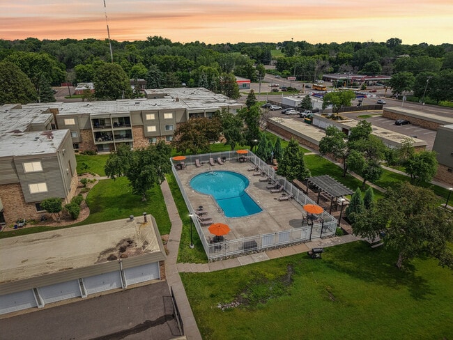 Building Photo - Royal Oaks Apartments