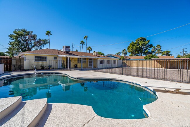 Building Photo - 3bed/2bath with pool in Scottsdale Highlands!