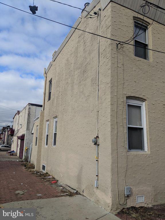 Building Photo - 555 Roberts St