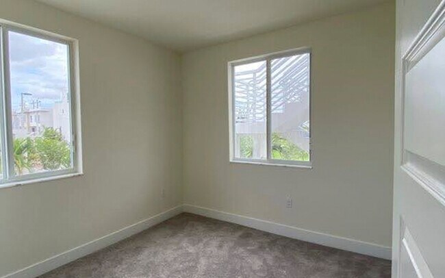 Building Photo - 6425 NW 103rd Pl