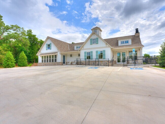 Building Photo - Luxury, Zero Maintenance Living in Edmond!