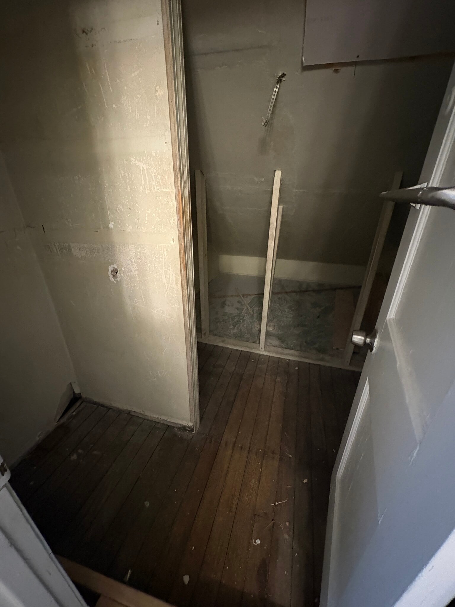 Building Photo - 10012 Robinson Ave