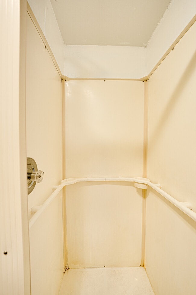 Building Photo - 426 N Lake St