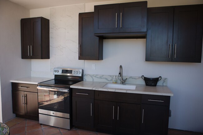 Building Photo - 1215 Altamead Dr