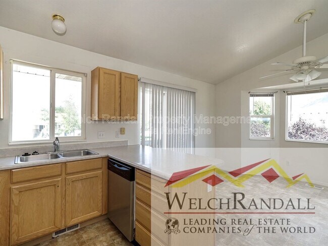 Building Photo - 832 4200 S