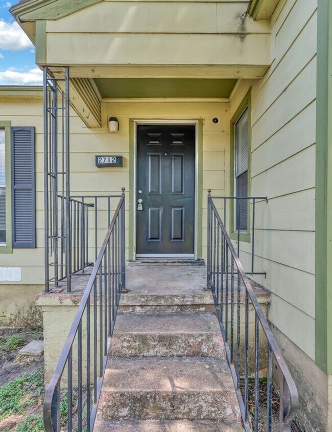 Building Photo - Spacious 3 bed/1 bath rental - Available Now!