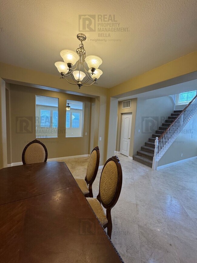 Building Photo - Ideal Layout! 4 Bedroom Home with Main Floor Bed/Bath & Open Loft