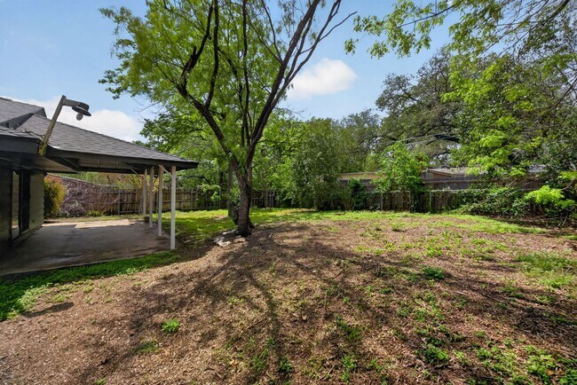 Building Photo - Beautifully refreshed 3-bedroom, 2-bath ranch-style home, located in the sought-after Colonies No...