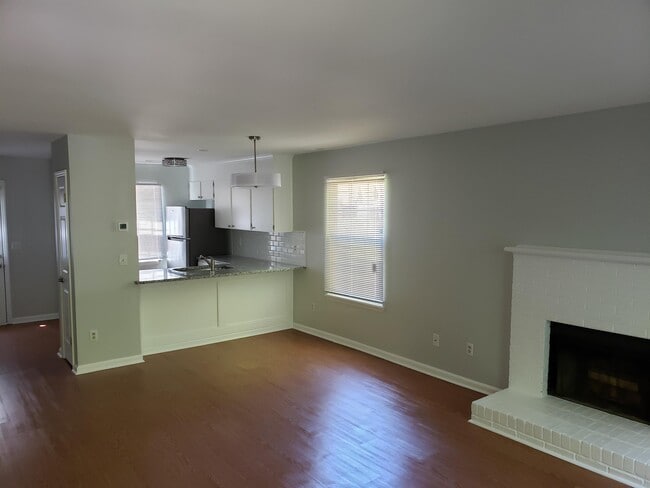 Building Photo - 3908 Briarhill Dr