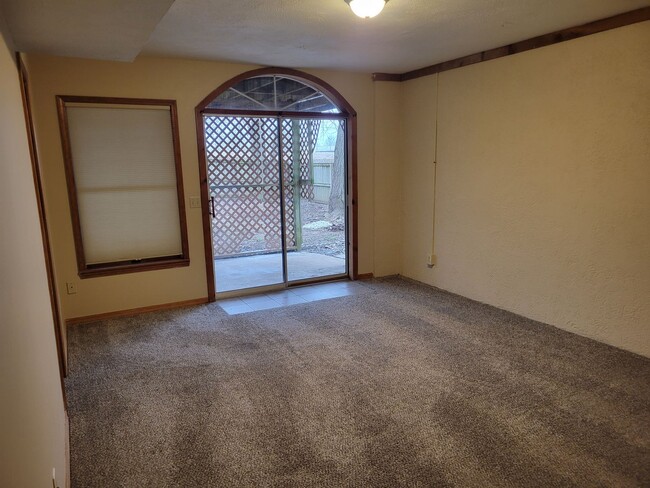 Building Photo - 3 Bedroom 3 Bathroom Walk-out Basement! Oz...