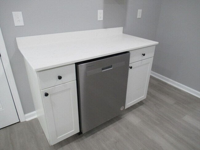 Building Photo - Cute, remodeled 3bd 1ba house