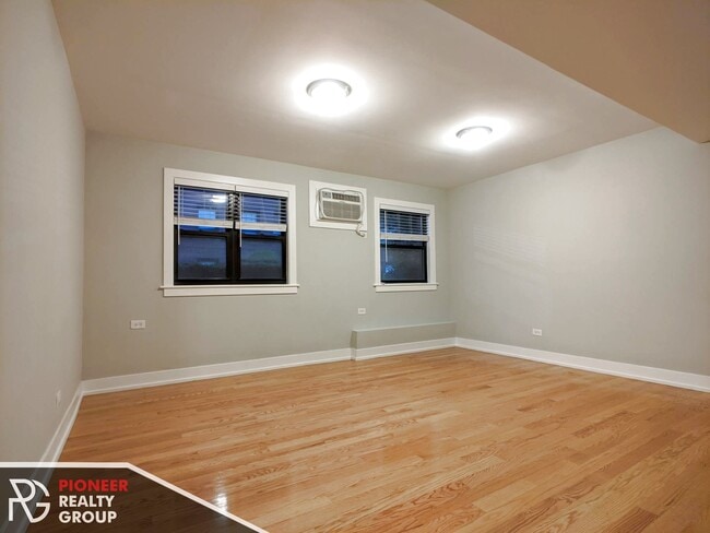 Building Photo - 908 W George St