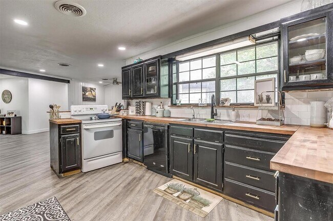 Building Photo - 8328 Tucson Trl