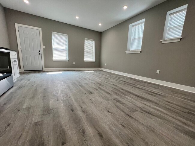 Building Photo - Newly Renovated 2-Bedroom Apartment in Sou...