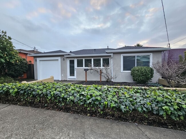 Building Photo - 2 Bed, 1 Bath Home in East Richmond Heights