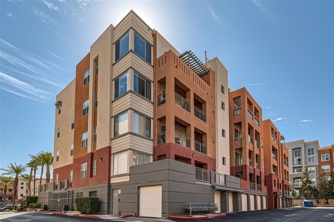 Primary Photo - 2 Bedroom Mid-Rise Condo at PARK AVENUE!