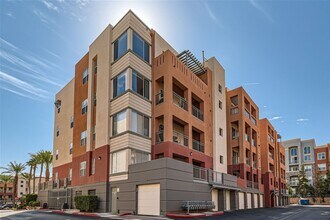 Building Photo - 2 Bedroom Mid-Rise Condo at PARK AVENUE!