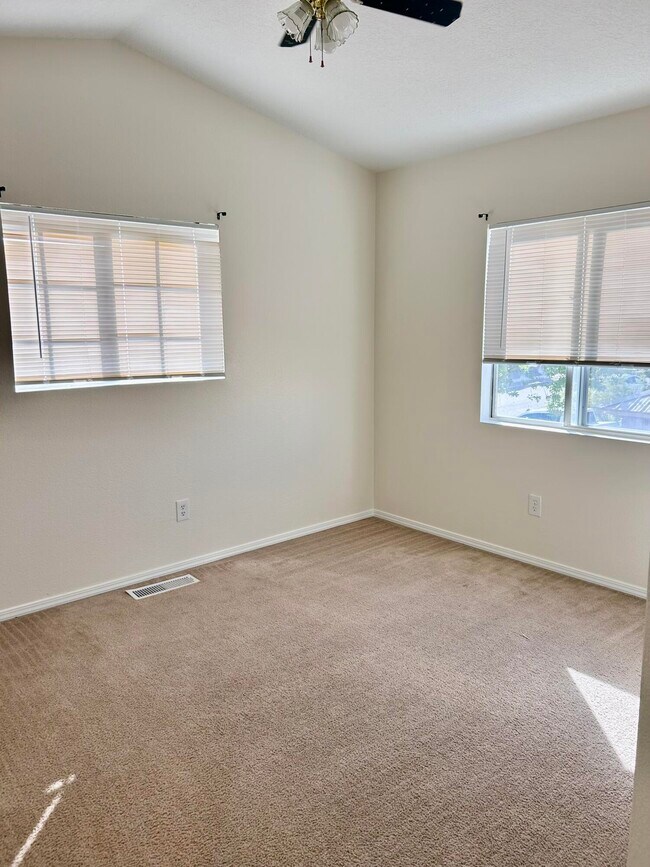 Building Photo - 6137 Vaughn Dr NE