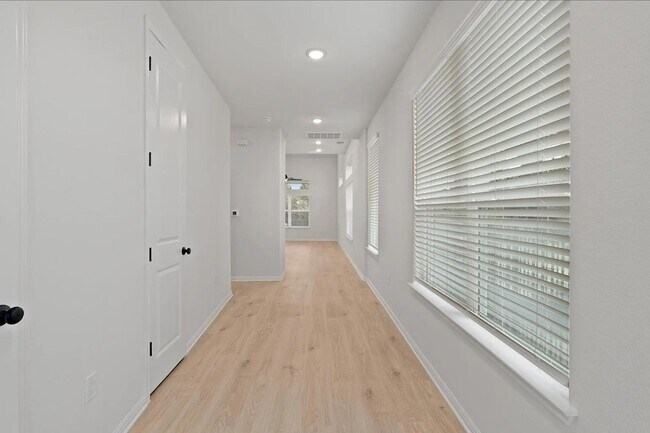 Building Photo - 1612 Kit Cir