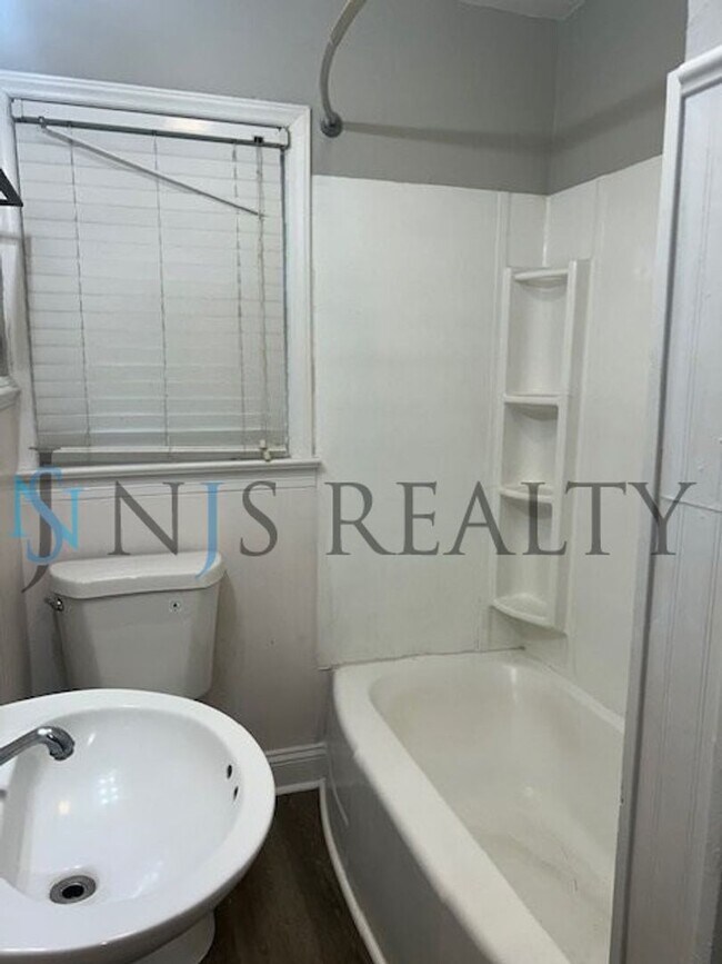 Building Photo - JUST RENOVATED! 2/1, 1180sq ft, Fully Updated Kitchen~Bath ~floors. NEW Appliances & Paint... wit...