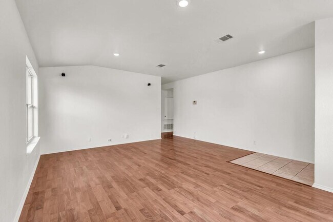 Building Photo - 903 Lee Dr