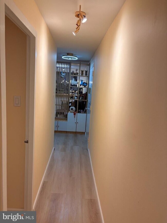Building Photo - 2B1B unit in Radnor House