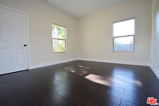 Building Photo - 1093 Avoca Ave