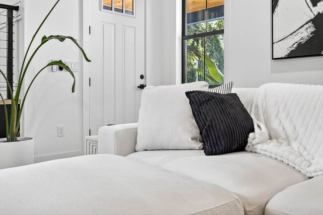 Building Photo - 1200 E Jean St