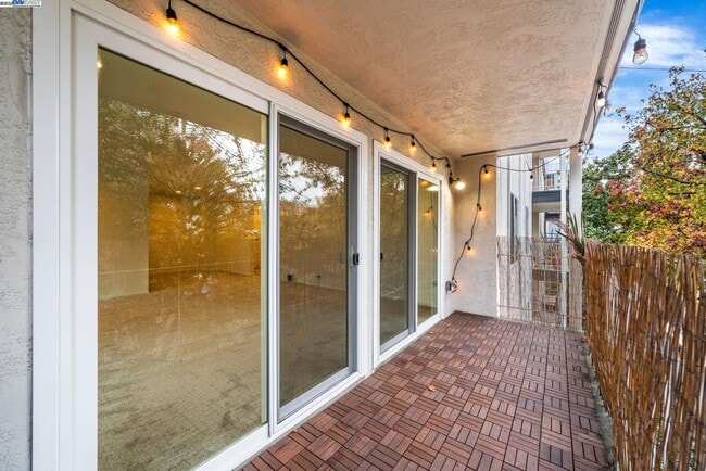 Building Photo - 695 Mariposa Ave