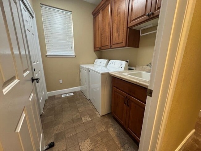 Building Photo - Broken Top Gated Community