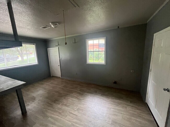 Building Photo - Nuce 3 br. Home for rent near LR Air Force base