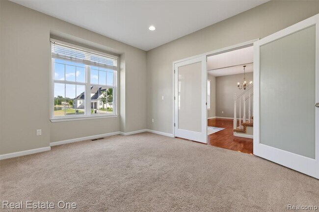 Building Photo - 699 Bay Pointe Dr