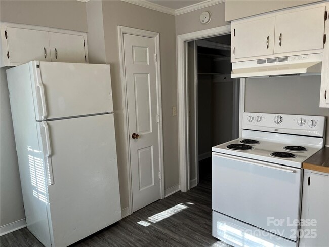 Building Photo - 600 Montgomery Ave