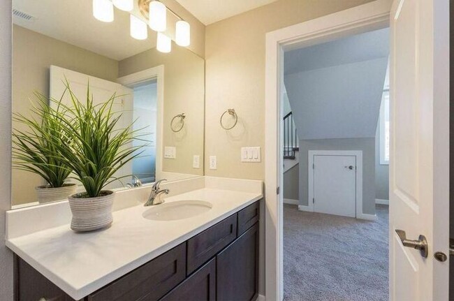 Building Photo - 1417 NE Mockingbird