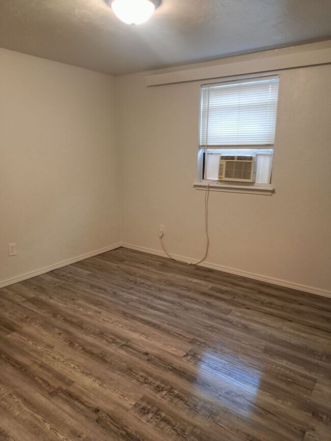 Building Photo - Beautiful 3 Bed / 1 Bath apartment for your family!