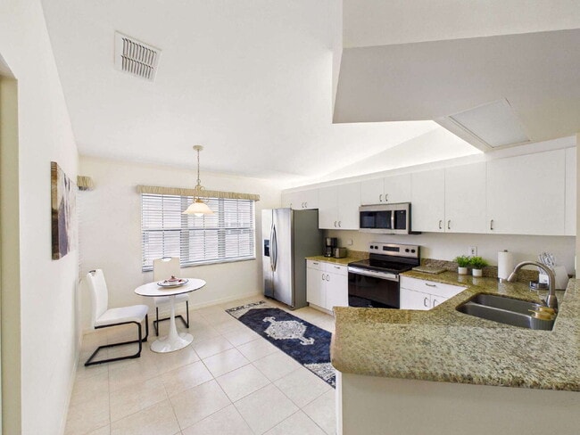 Building Photo - Furnished Seasonal or Annual Rental in Pipers Grove – 3BR Townhome with Lake View