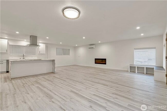 Building Photo - Lower Kennydale 3 bed/2 bath Rambler!