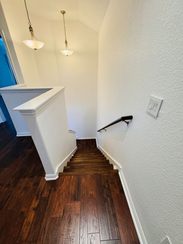 Building Photo - 402 Crater Lake Dr